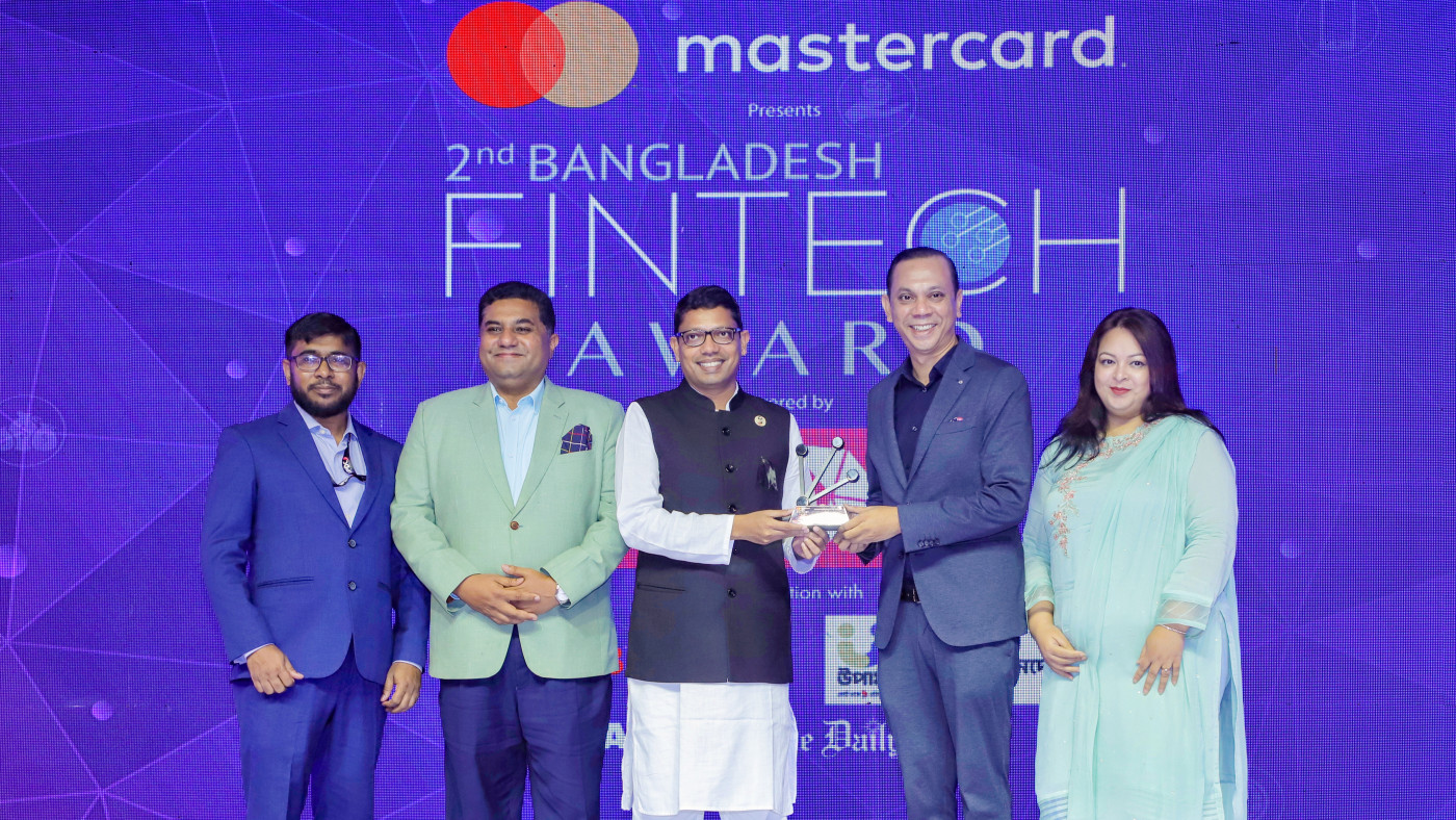 বাংলাদেশ ফিনটেক অ্যাওয়ার্ড ২০২৩-এ পুরস্কার জিতে নিলো ‘আইপিডিসি ইজি’