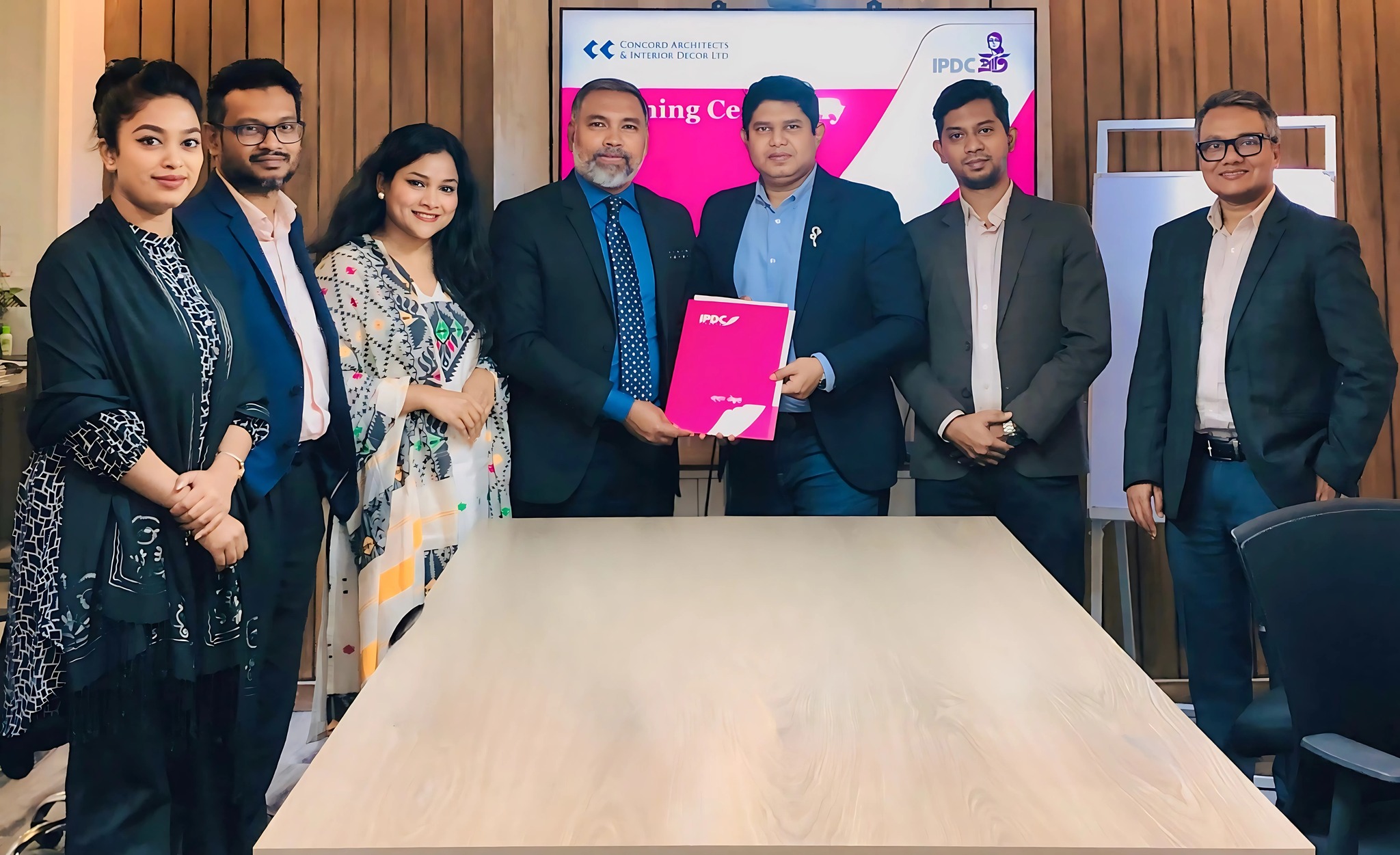 আইপিডিসি ফাইন্যান্স ও কনকর্ড আর্কিটেক্টস অ্যান্ড ইন্টেরিয়র ডেকর-এর মধ্যকার চুক্তি সাক্ষর
